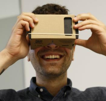 Google VR headset van karton